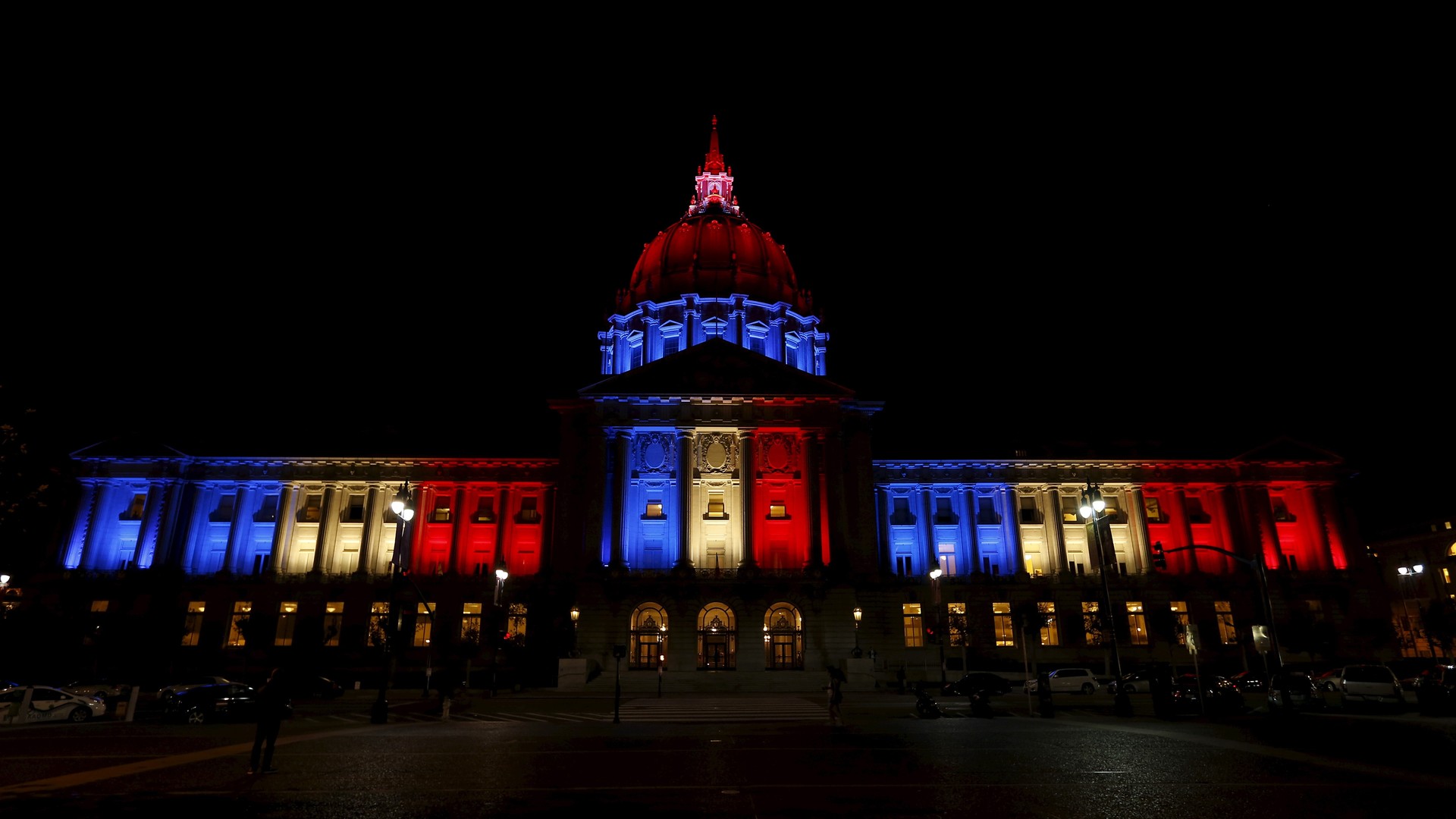 L’Hôtel de ville de San-Francisco est illuminé aux couleurs du drapeau français.