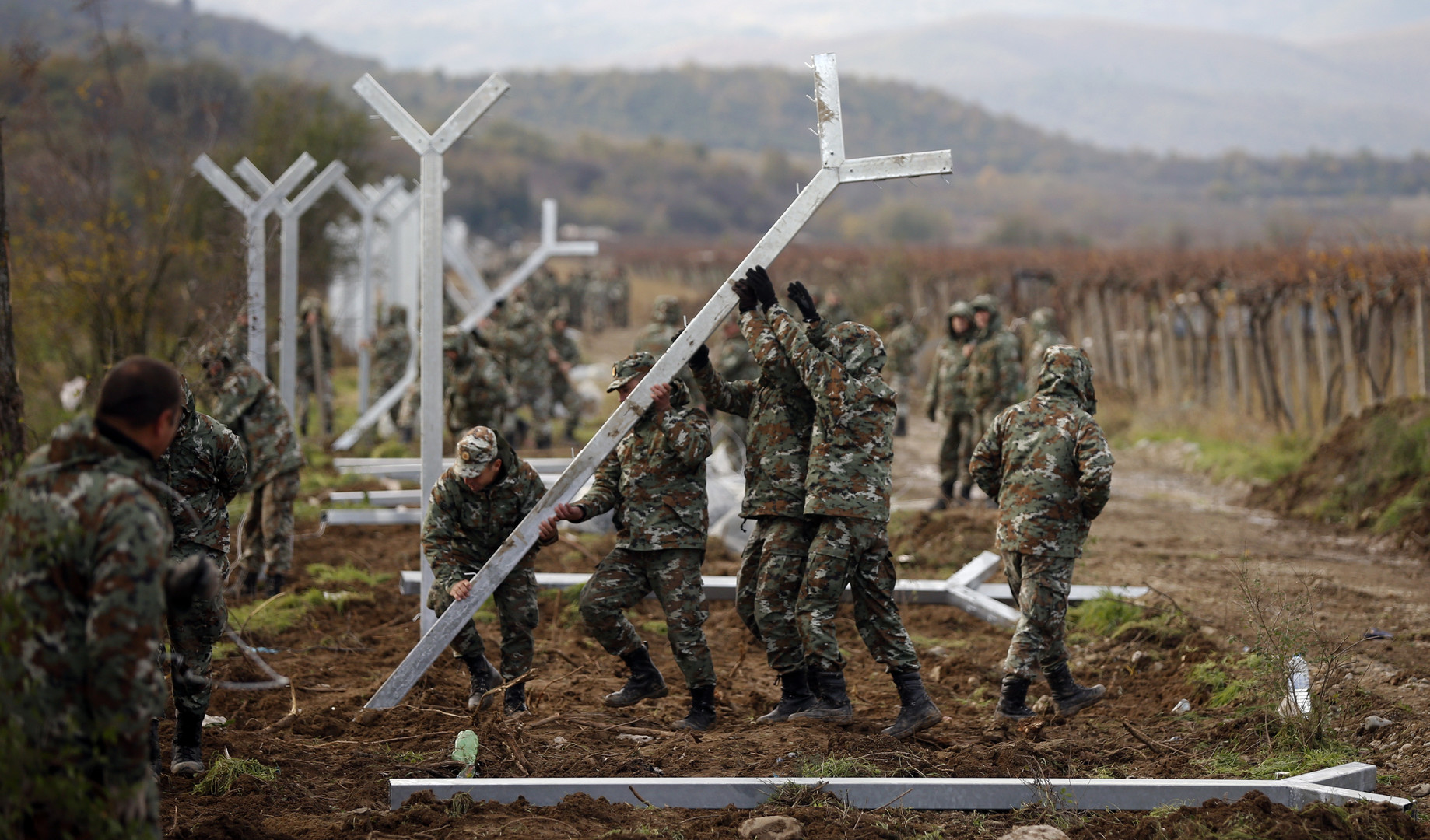 Des heurts sur fond de construction d'une barrière à la frontière gréco-macédonienne (PHOTOS)