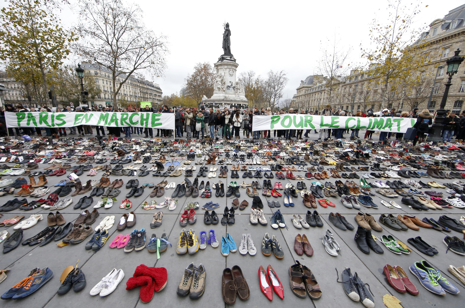 COP21 : une journée à Paris, entre démonstrations pacifiques et heurts avec la police (VIDEOS)