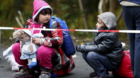 Des enfants migrants à la frontière entre l'Allemagne et l'Autriche.