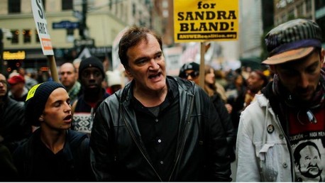 Tarantino dénonce la brutalité des policiers américains, s’attirant les critiques de toutes parts