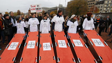 Un mois après le bombardement américain de Kundunz, l'équipe de MSF manifeste à Genève 