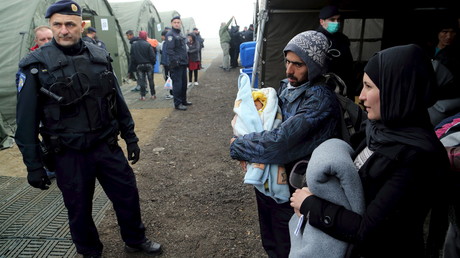 Le froid arrive au camp de réfugiés de Slavonski Brod en Croatie