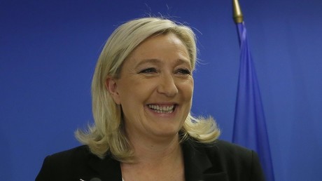 Marine Le Pen prend le siège du socialiste Daniel Percheron... dans les tribunes du RC Lens (VIDEO)