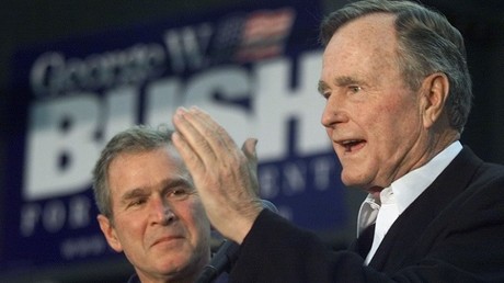 Bush père blâme la «tête de mule» Cheney et l'«arrogant» Rumsfeld pour leur gestion du 11 septembre