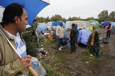 Le ministre de l'Intérieur tente de réduire le nombre de demandeurs d'asile à Calais. 