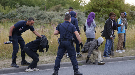 Seize policiers et des migrants blessés lors de heurts, dimanche soir à Calais