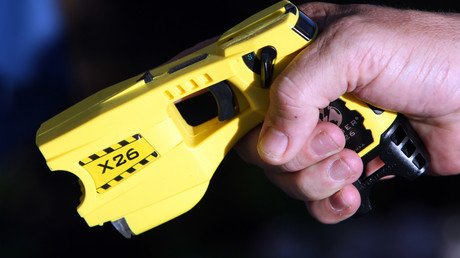 Un étudiant américain frappé et tasé par des policiers dans sa résidence universitaire (VIDEO)