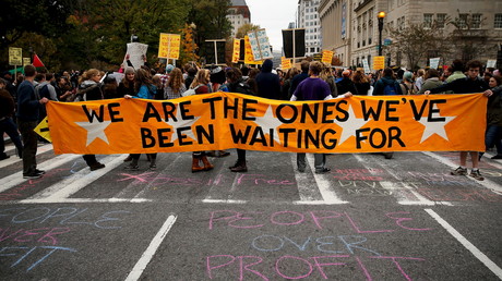 Des étudiants américains marchent près de la Maison Blanche pour dénoncer les problèmes raciaux