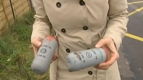 Une riveraine montre des capsules de grenades lacrymogènes trouvées par terre