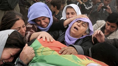 Des femmes yézidis endeuillées.