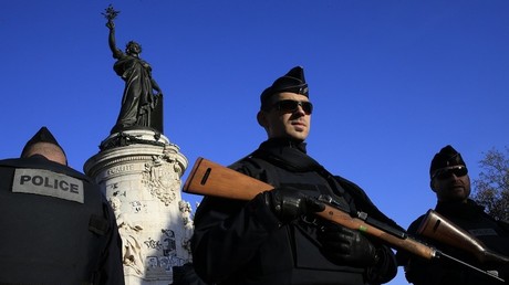 Des policiers place de la République à Paris le 15 novembre 2015.
