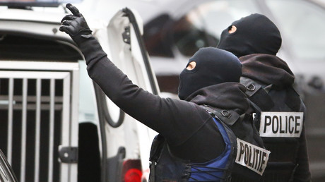 La police belge en train de préparer une arrestation le 16 novembre 2015