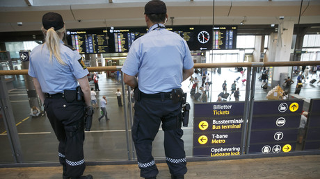 Des policiers en armes dans la gare d'Oslo 
