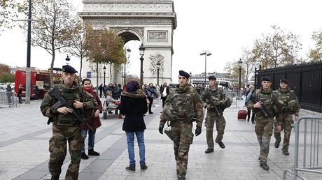 Des militaires patrouillant sur les Champs Elysées