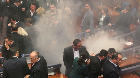 Kosovo : des gaz lacrymogènes de nouveau lancés à l’intérieur et à l’extérieur du Parlement