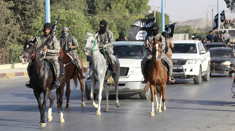 Des combattants de Daesh en train de défiler à Raqqa, Syrie 