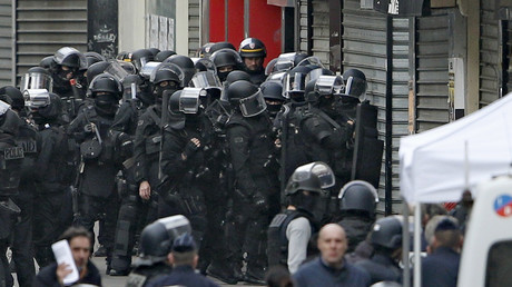 Les occupants de l'appartement de Saint-Denis n'étaient-ils armés que d'un pistolet ? 