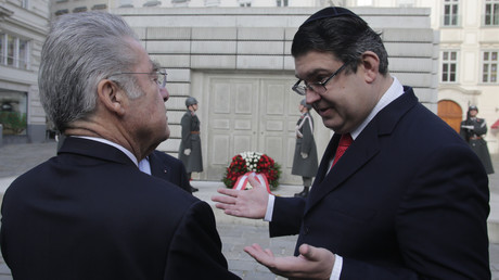 Oskar Deutsch discute avec le président autrichien Fischer  devant le mémorial de l'Holocauste 