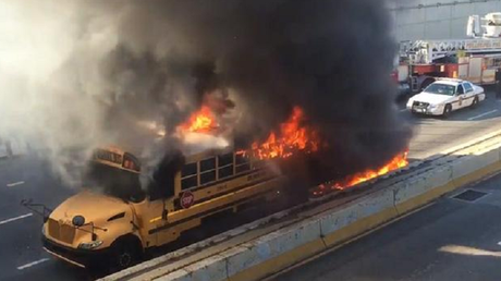 Le bus scolaire en flammes près de Philadelphie.