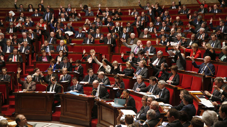 Le Parlement autorise la prolongation des frappes en Syrie, l'Union européenne en soutien