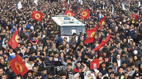 Un journaliste de RT gazé lors d'un reportage sur une manifestation à Diyarbakir en Turquie 
