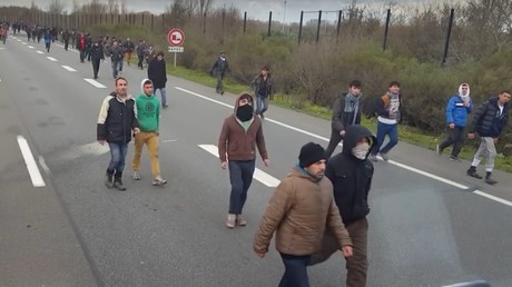 Un chauffeur hongrois se filme en train d'essayer de renverser des migrants à Calais (VIDEO)