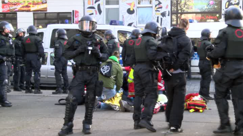 La police allemande a agressé une productrice de RT lors d’émeutes à Leipzig (VIDEO)
