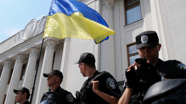 Plus de mille policiers manifestent près de leur ministère à Kiev