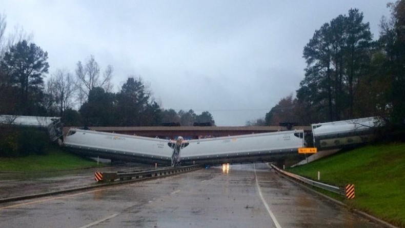 Des vents puissants ont renversé des wagons au niveau d’un pont de chemin de fer au Texas