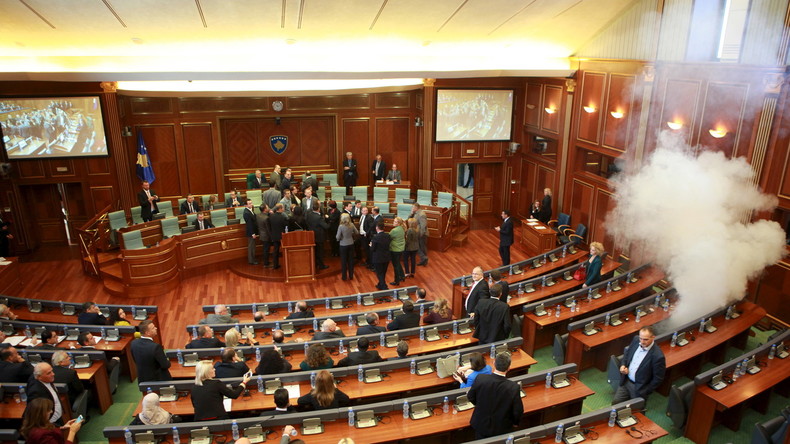 Kosovo : de nouveaux jets de gaz lacrymogène au Parlement (Photos, VIDEO)