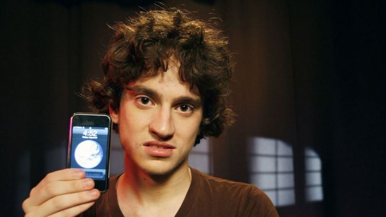 Le premier pirate de l'iPhone s'attaque désormais à la voiture autonome