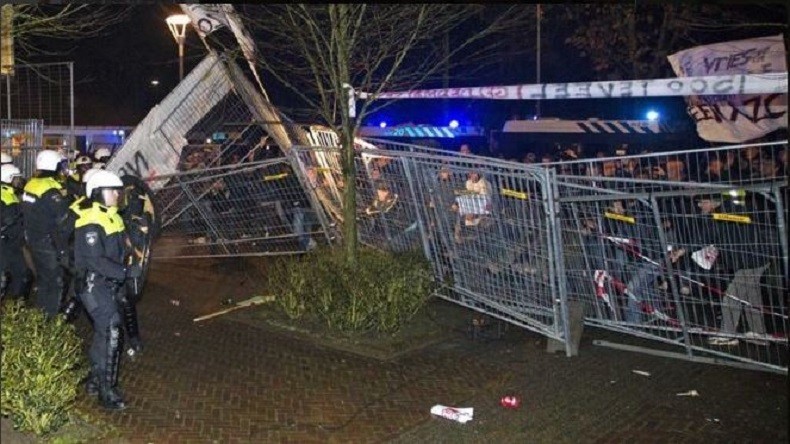 Violente manifestation contre l'arrivée de réfugiés dans une ville des Pays-Bas (VIDEO)