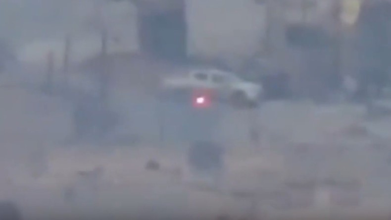 «Nerfs d'acier» : visé par un missile guidé, le chauffeur d'un pick-up trompe la mort (VIDEO)