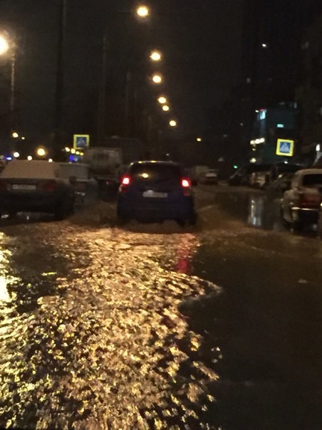 Une vague d’eau chaude déferle dans les rues des Saint-Pétersbourg en plein hiver