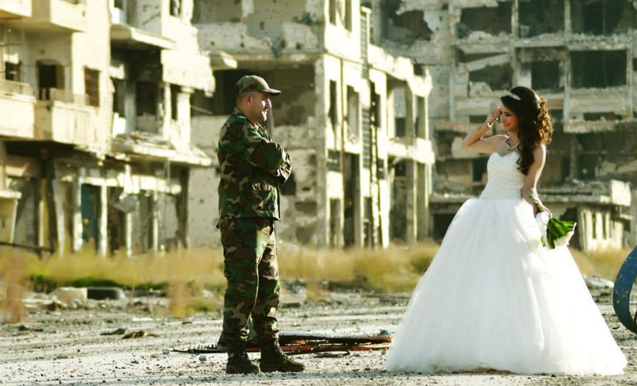 «La vie continue» : les photos émouvantes d'un mariage en plein coeur de Homs dévastée