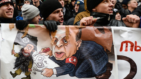 Manifestation dénonçant les actions de l’aviation turque près de l’ambassade de Turquie à Moscou