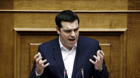 Alexis Tsipras devant le Parlement grec, samedi soir.
