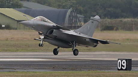 Un Rafale se lance à la poursuite d'un avion d'affaires au dessus de Paris