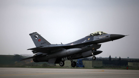 Les avions de combat turcs visent les positions kurdes en Irak 