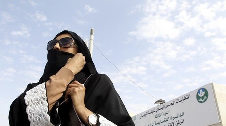 Une femme saoudienne quitte un bureau de vote, scène inédite en Arabie saoudite