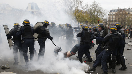 Echauffourés entre CRS et émeutiers pendant la COP21 à Paris. 