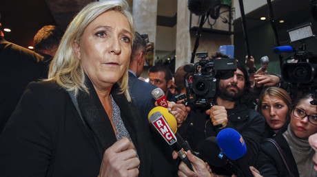 Bernard Cazeneuve dénonce Marine Le Pen à la police pour ses photos de corps décapités par Daesh