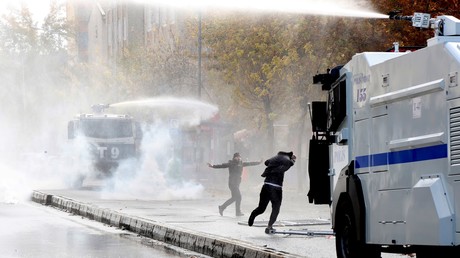 La police turque utilise des canons à eau contre les manifestants kurdes à Diyarbakir (PHOTOS)