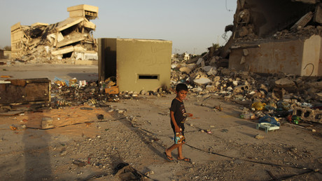 Un enfant dans les ruines de la Libye