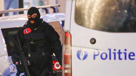Un policier belge pendant un raid à Bruxelles 
