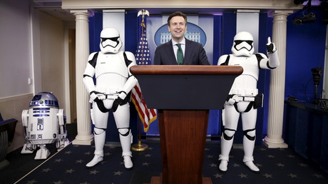Le porte-parole de la Maison Blanche Josh Earnest entouré de Stormtrooper  lors d'une conférence de presse avant une projection organisée pour Barack Obama et des anciens combattants, le 18 décembre