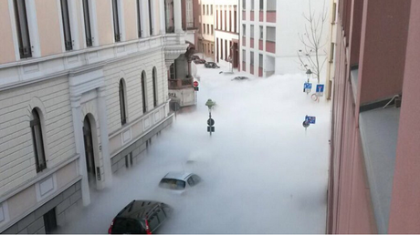 Allemagne : Un énorme nuage de CO2 a envahi la ville de Mayence (VIDEO)