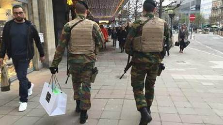 Un soldat belge suspendu pour avoit fait ses courses de Noël pendant son service 