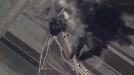 Des avions russes bombardent les camions-citernes de Daesh en Syrie (VIDEO)